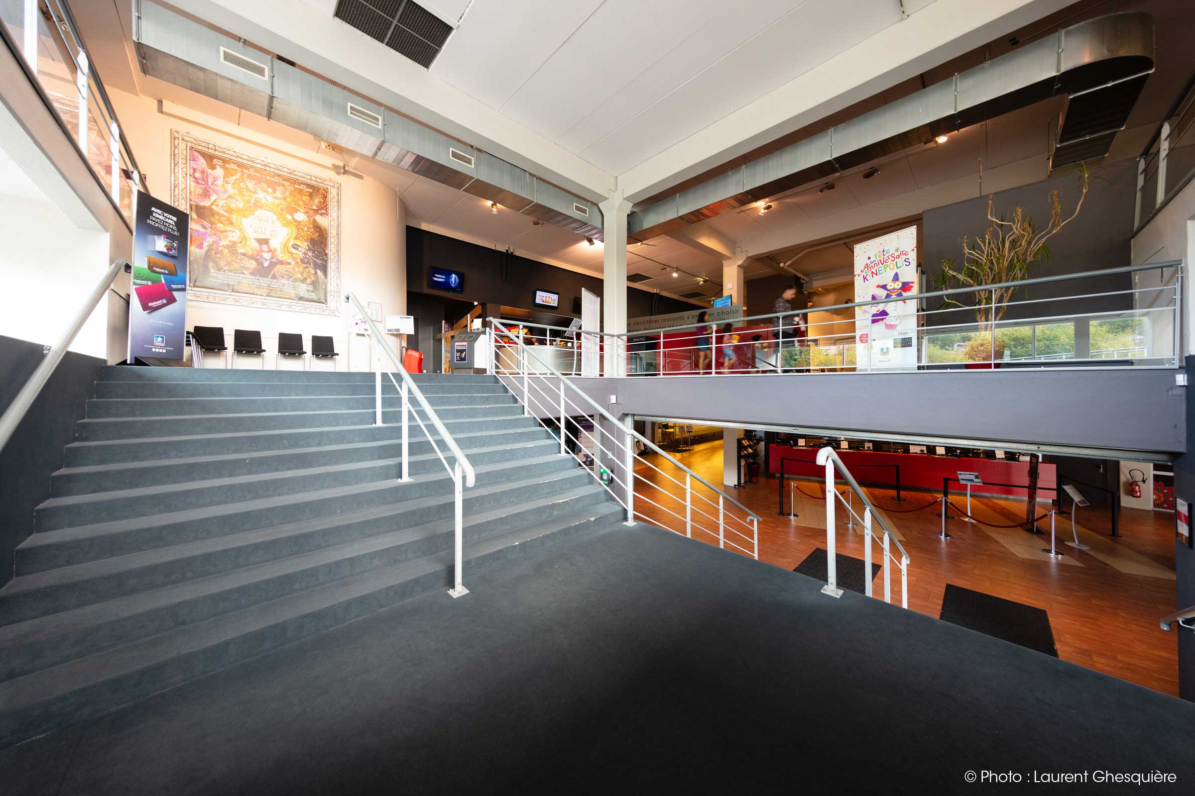 Kinepolis_Longwy_escalier-hall_MD