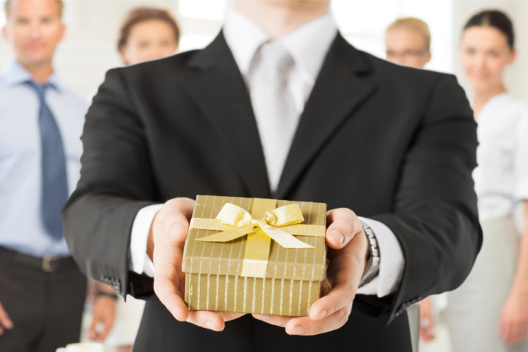 4 conseils pour trouver le cadeau d’affaires idéal